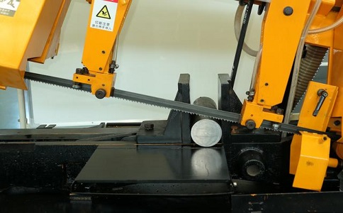 湾里数控带锯床自动送料精度会出现偏差吗？