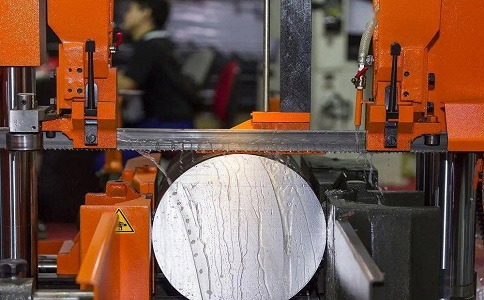 湾里立式金属带锯床切削出现跑带故障解决方法！